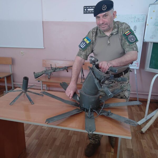 Naujai atvykusiems kombatantams pasakoju apie naujausias Kremliaus driskių minas.