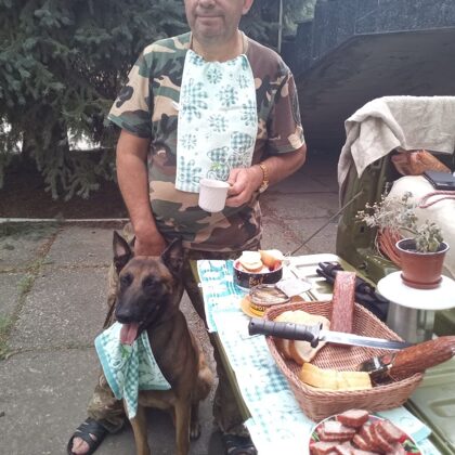 2022 metai, vasara Huliaipole frontas. Pietaujam :)