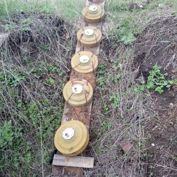 Nuimtas nuo kelio „šlagbaumas“. Kupianskas 2023 metai ruduo. 