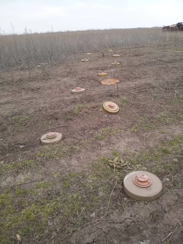 Chersona, 2023 metai, minų užtvaros fronto keliukuose.