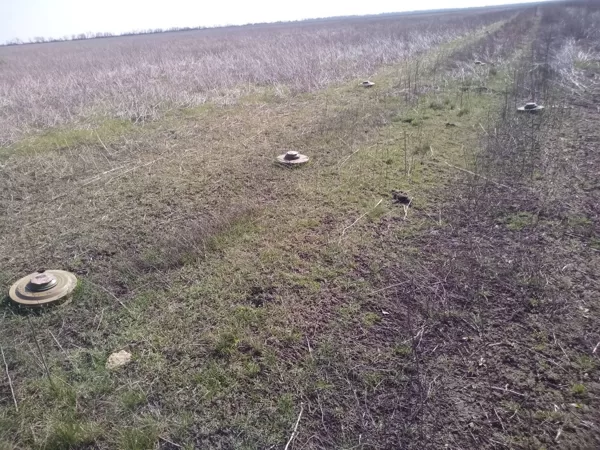 Chersona, 2023 metai, minų užtvaros fronto keliukuose.