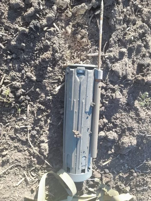 Neatsistojusi į kovinę padėti priešpestinė seisminė mina POM-3 "Medallion".