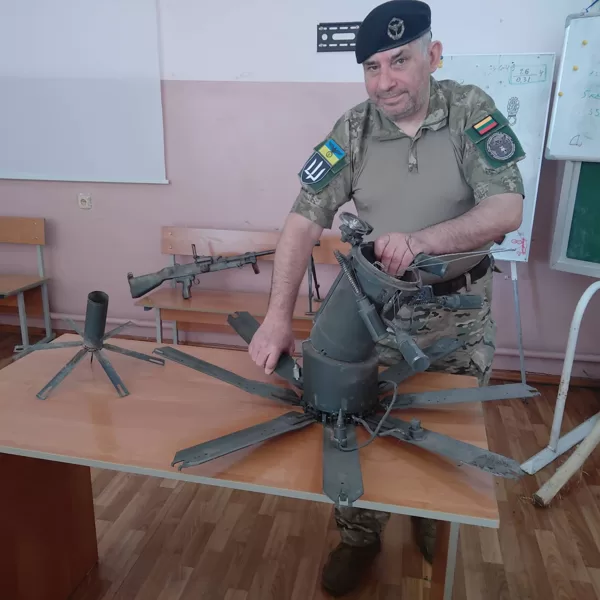 Naujai atvykusiems kombatantams pasakoju apie naujausias Kremliaus driskių minas.
