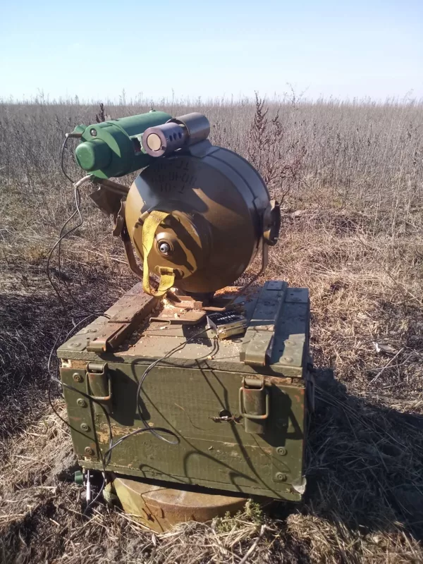 Priešbortinė mina TM-83, po ja dėžė, po ja ML-8, po ja MON-200.
